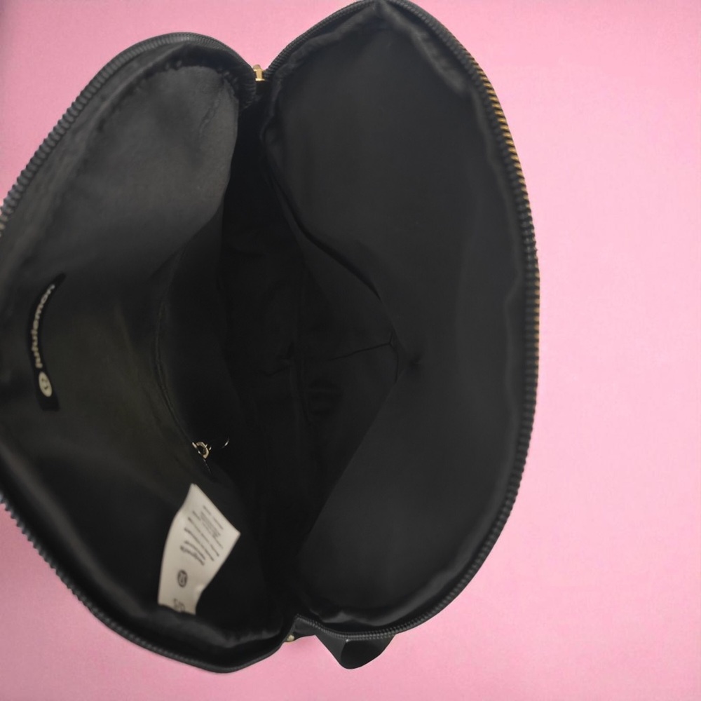 lululemon athletica Sleek Black Crossbody Bag 5L - Picture 2 of 6